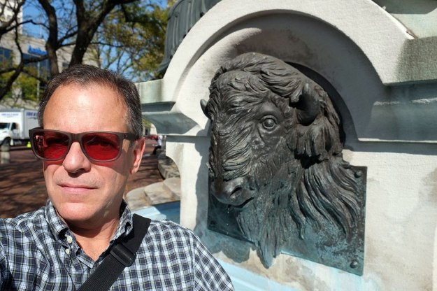 Safe Bison-Selfie No. 4: bronze bison are even safer than stuffed bison.